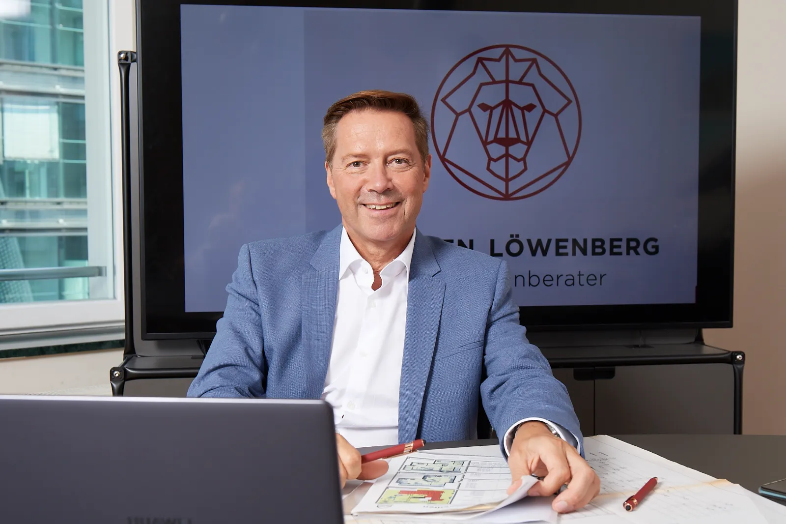 Karsten Löwenberg bei der Auswertung von Bauplänen im Büro Friedrichstraße