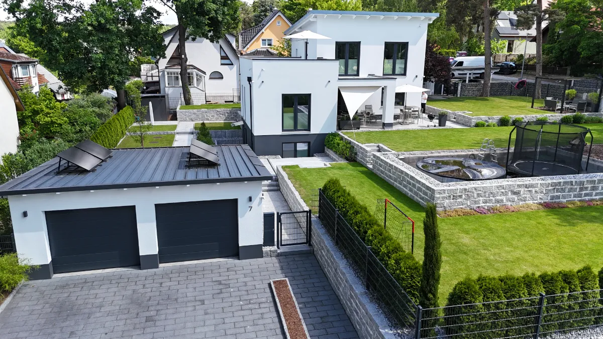 Einfamilienhaus im Berliner Umland — Luftaufnahme mit Garten und Doppelgarage