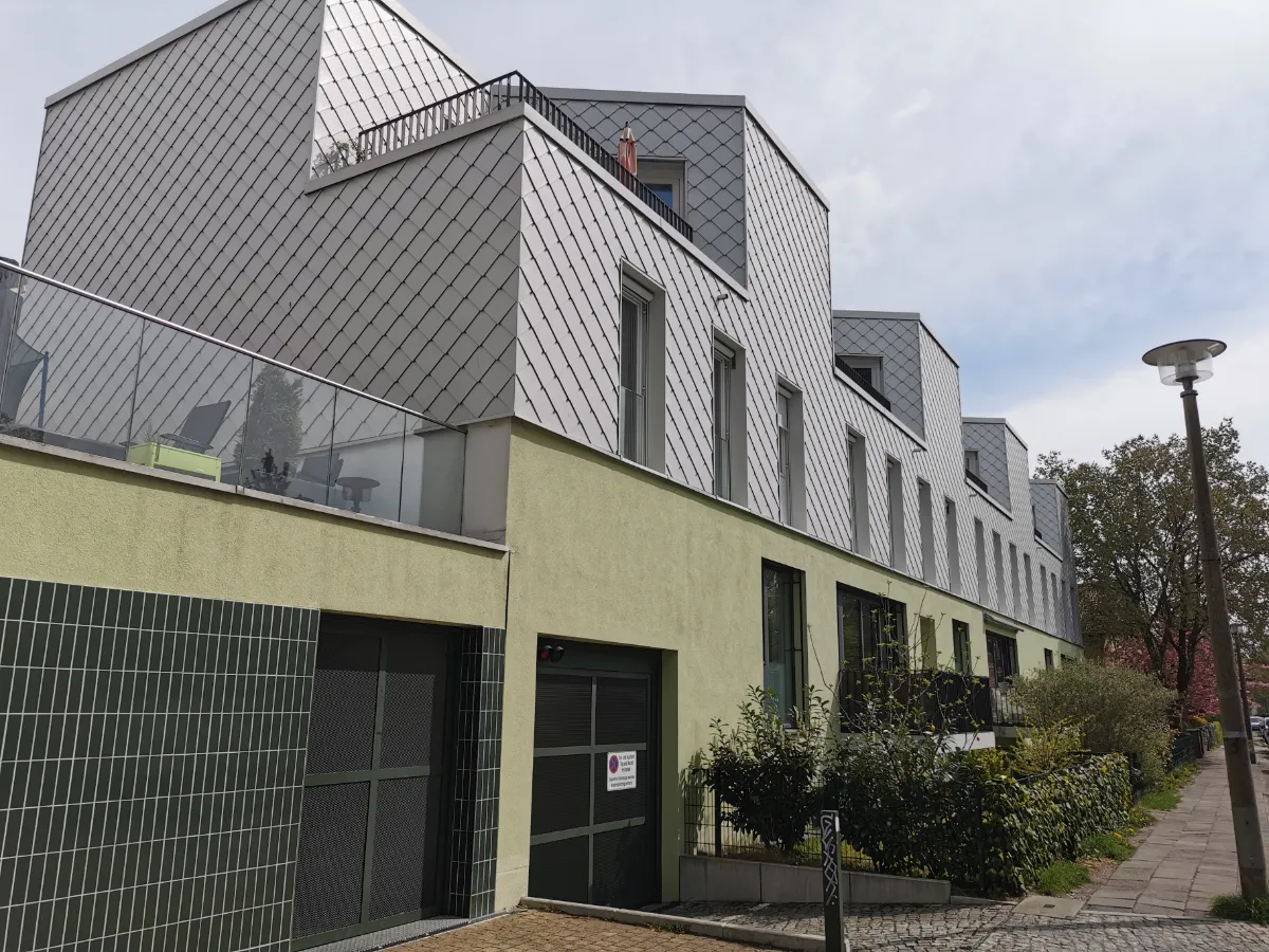 Mehrfamilienhaus mit Metallfassade und Staffelgeschossen