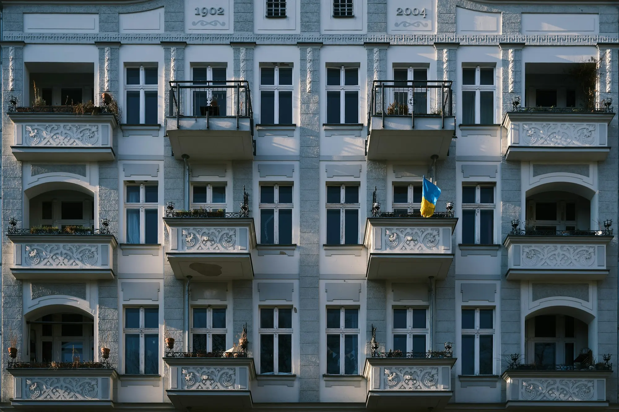 Altbaufassade mit gleichartigen Balkonen — Vergleichsobjekte