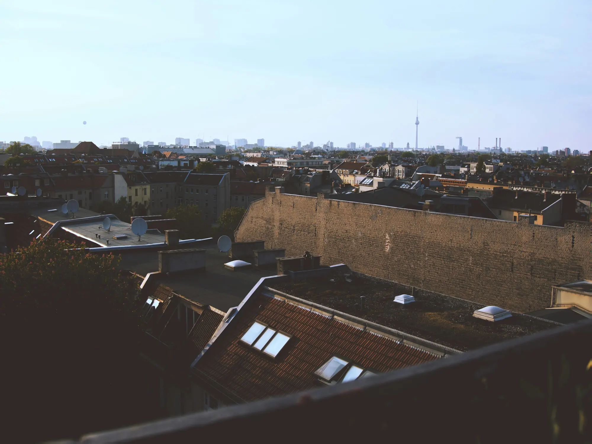 Blick über Berliner Dächer und Dachgauben