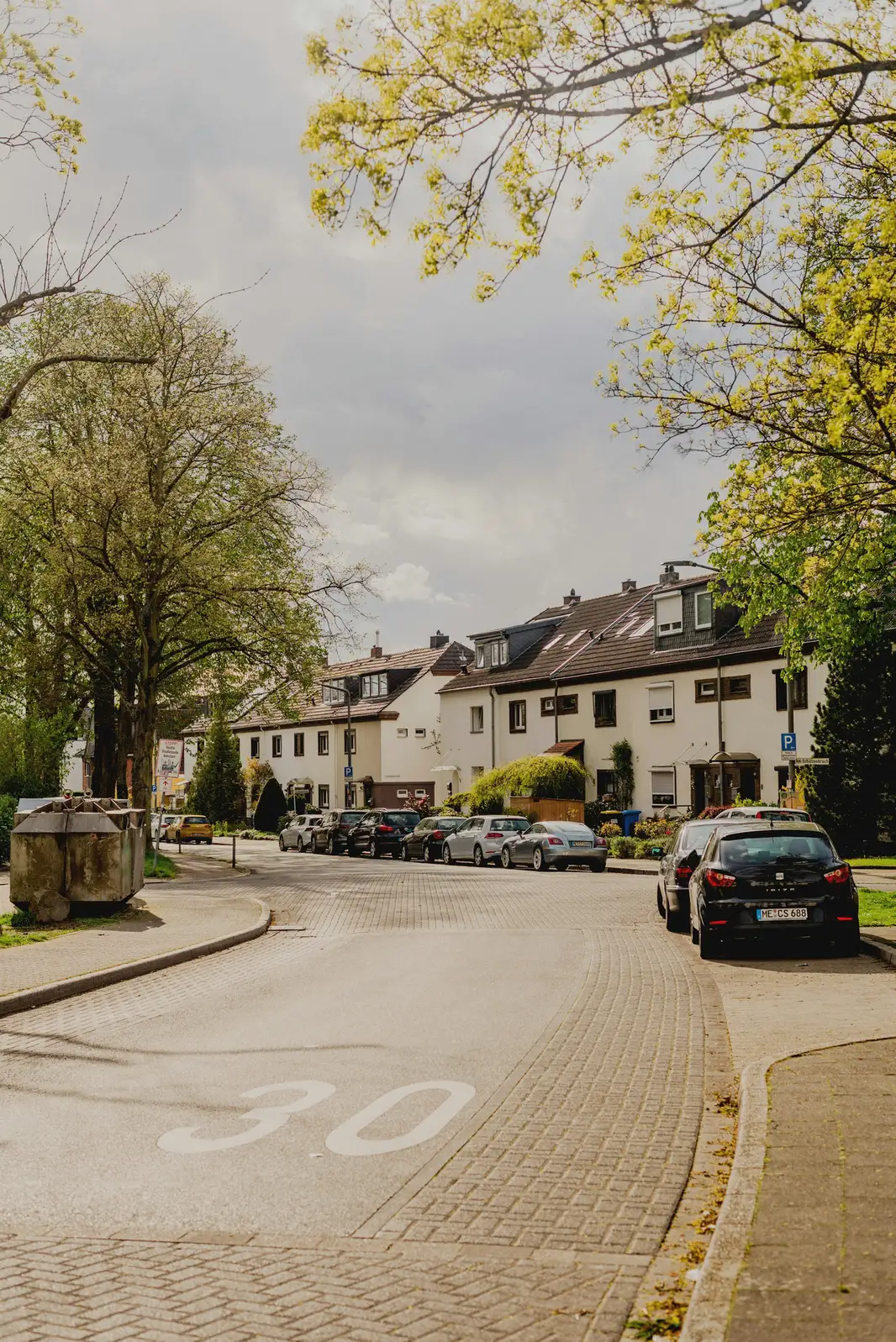 Straße mit Doppelhäusern und Vorgärten