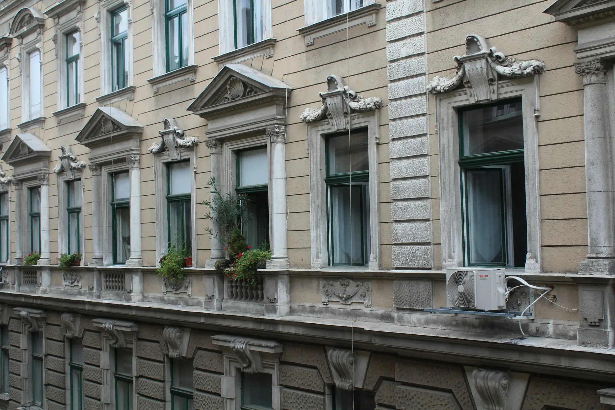 Detail einer sanierten Berliner Altbaufassade