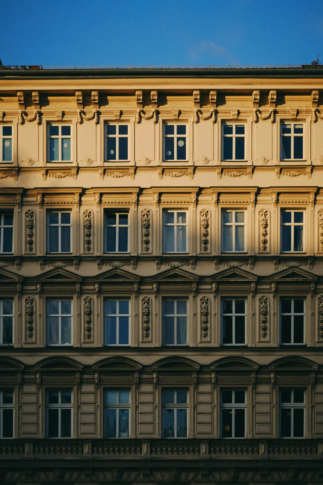 Gründerzeitfassade eines Mehrfamilienhauses