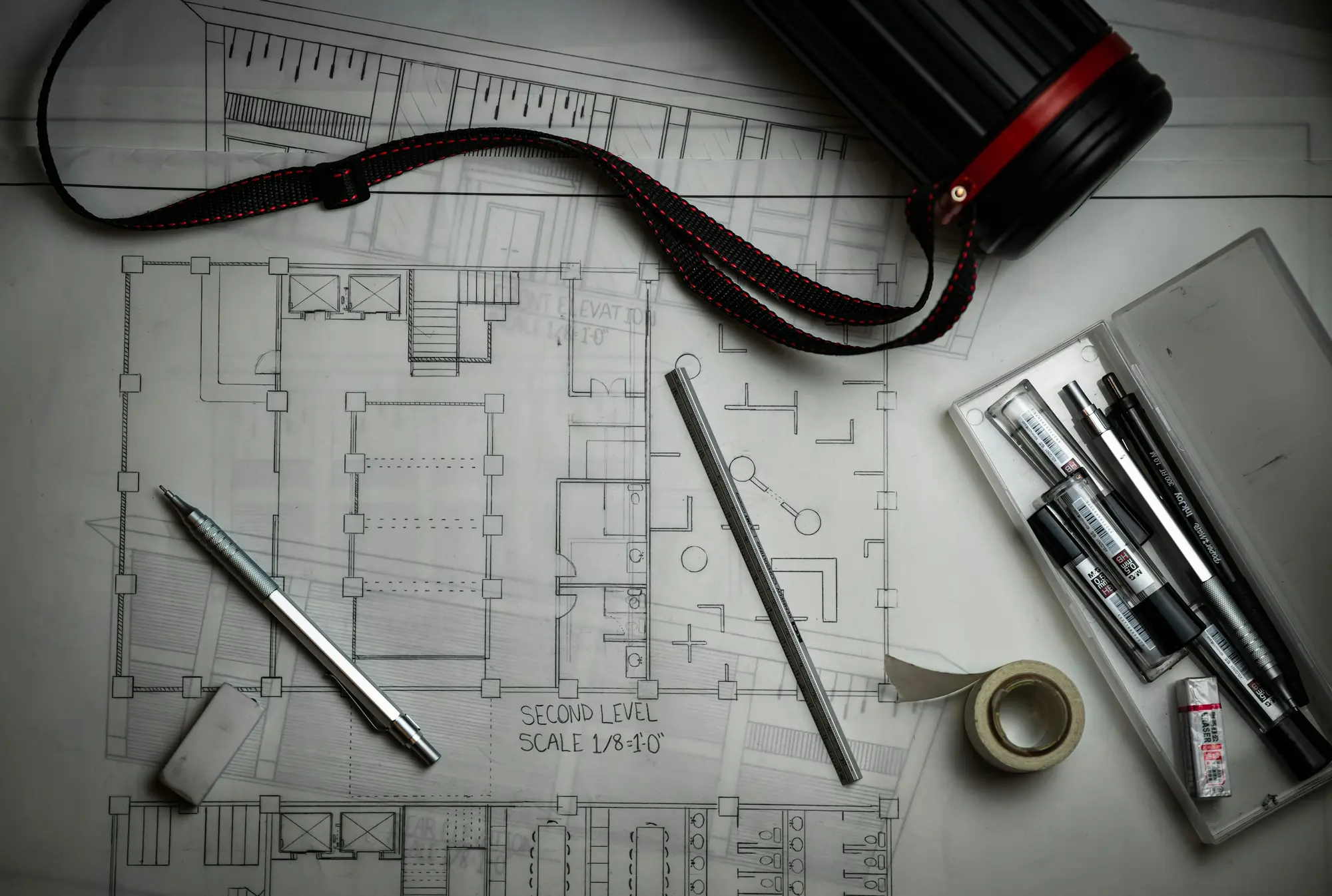 Bauplan mit Lineal und Stift auf dem Schreibtisch