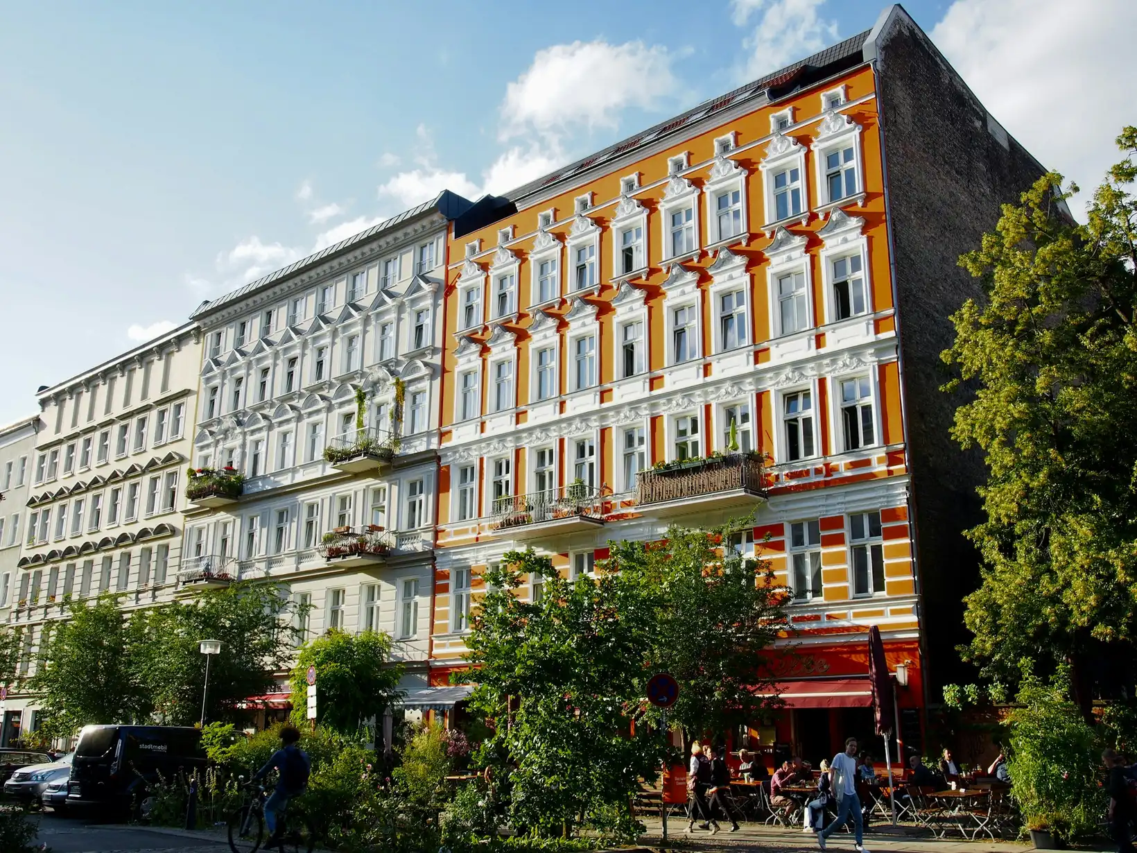 Farbige Altbaufassaden mit Balkonen in Berlin-Kreuzberg