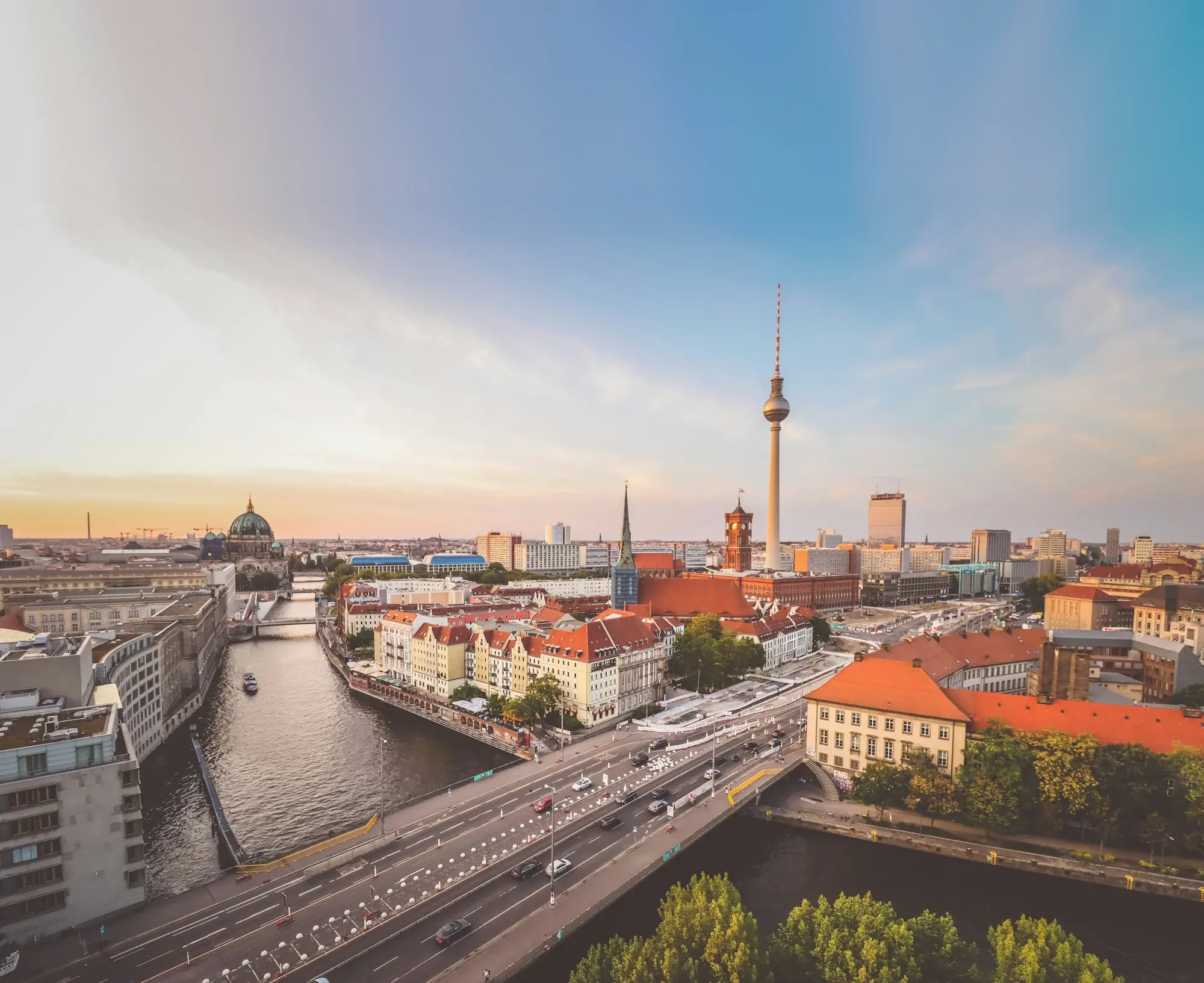 Berliner Skyline mit Fernsehturm, Rotem Rathaus und Spree im Abendlicht