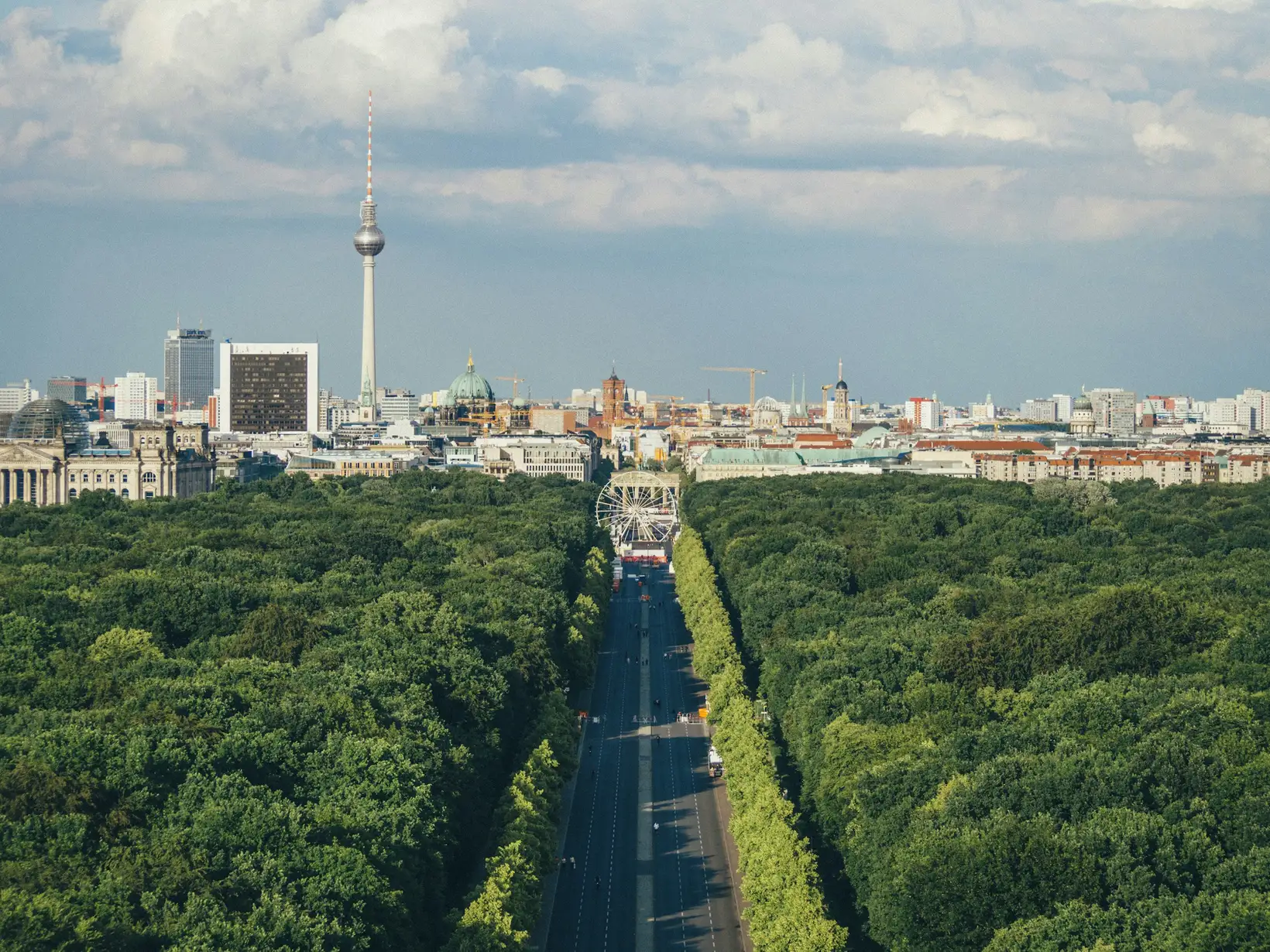 Luftbild über den Großen Tiergarten mit Straße des 17. Juni